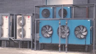 Radyatörleri soğutmak için dönen vantilatörlü sanayi binasının iklim kontrol sistemi için hava kompresörü ünitesi.
