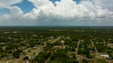 Kasvetli gökyüzünde kara fırtınalı bulutlar şekilleniyor. Şehir merkezine sağanak yağış gelmeden önce..