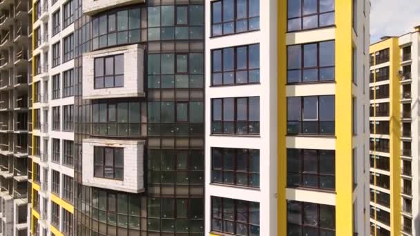 Architectonische Details Van Moderne Hoge Appartementengebouw Gevel Met Veel Ramen — Stockvideo