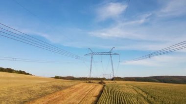 Yüksek voltajlı elektrik kablolarına sahip çelik sütun uzun mesafeli kablolardan elektrik enerjisi iletiyor..