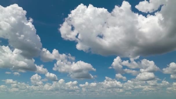 Timelapse White Puffy Cumulus Clouds Forming Summer Blue Sky Clima — Vídeos de Stock