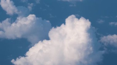 Dünya 'nın yüksek irtifasındaki uçak penceresinden hava manzarası beyaz kabarık kümülüs bulutlarıyla kaplı..