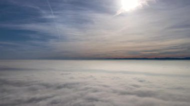 Güneşli bir günde, yeryüzünün yüksek irtifasından beyaz kabarık kümülüs bulutlarıyla kaplı hava manzarası..