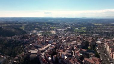 Fransa 'nın Auvergne-Rhone-Alpes bölgesindeki Puy-de-Dome departmanındaki Thiers kasabasının yoğun tarihi manzarası. Eski binaların çatıları ve dar sokaklar.