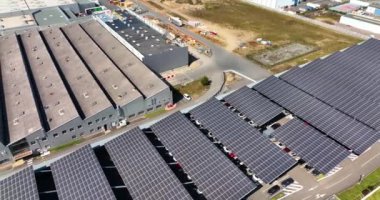 Otoparkın üzerine temiz enerjinin etkin üretimi için park etmiş arabaların güneş panelleri yerleştirildi..