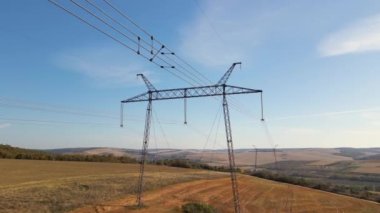 Elektrik kabloları, kablo kabloları aracılığıyla güvenli yüksek voltajlı elektrik enerjisini yalıtan güvenli bir koruma çerçevesine bölünmüş durumda. Şehirlerarası elektrik iletimi kavramı.