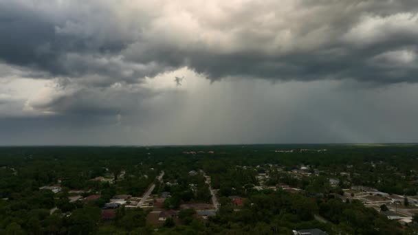 Mörka Stormiga Moln Bildas Dyster Himmel Innan Kraftiga Regn Över — Stockvideo