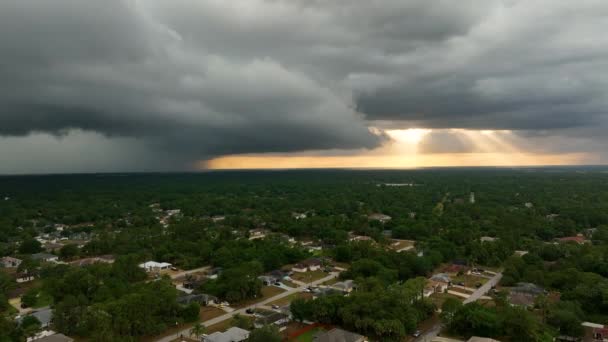 Mörka Stormiga Moln Bildas Dyster Himmel Innan Kraftiga Regn Över — Stockvideo