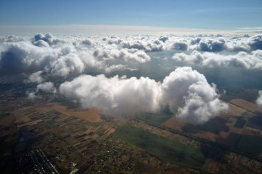 Dünya 'nın yüksek irtifasındaki hava manzarası yağmur fırtınasından önce oluşan kabarık kümülüs bulutlarıyla kaplıdır..