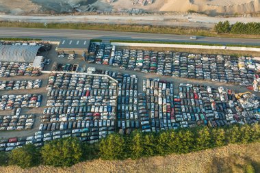 Hurdalığın hava manzaralı, hurda yığını bozuk arabaların olduğu bir yer. Eski araçların geri dönüşümü.