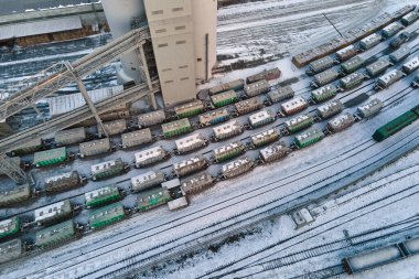 Maden fabrikasındaki inşaat malzemeleriyle dolu yük vagonlarının hava görüntüsü. Endüstriyel üretim hammaddelerinin demiryolu taşımacılığı.