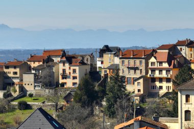 Fransa 'nın Auvergne-Rhone-Alpes bölgesindeki Puy-de-Dome departmanındaki Thiers kasabasının yoğun tarihi manzarası. Eski binaların çatıları ve dar sokaklar.