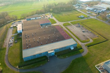 Endüstriyel ekipman üretimi ve dağıtımı için modern fabrika yapısının havadan görünüşü. Küresel endüstri kavramı.