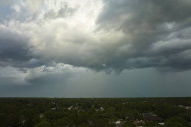 Kasvetli gökyüzünde kara fırtınalı bulutlar şekilleniyor. Şehir merkezine sağanak yağış gelmeden önce..