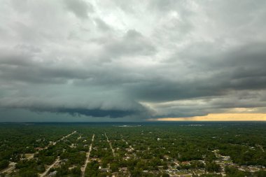 Kasvetli gökyüzünde kara fırtınalı bulutlar şekilleniyor. Şehir merkezine sağanak yağış gelmeden önce..