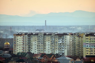Şehrin yerleşim bölgesinde yüksek katlı bir apartman dairesi. Gayrimenkul geliştirme.