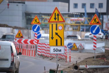 Yol çalışmaları trafik işaretlerini uyardı. Şehir caddesinde inşaat çalışması ve yavaş hareket eden arabalar..