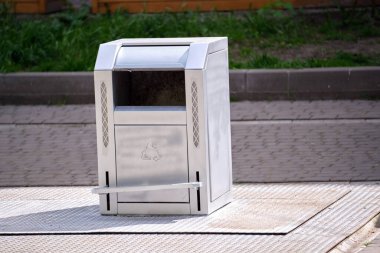 Paslanmaz çelik çöp tenekeleri. Şehir sokaklarında geri dönüşüm çöplerinin ayrı olarak atılması için..