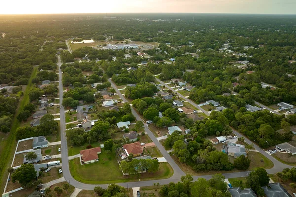 佛罗里达农村地区绿色棕榈树之间郊区民房的空中景观 — 图库照片