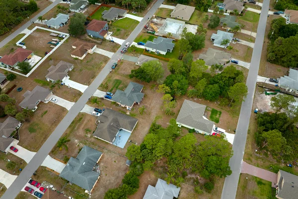 Luftaufnahme Von Vorort Privathäusern Zwischen Grünen Palmen Der Ländlichen Gegend — Stockfoto