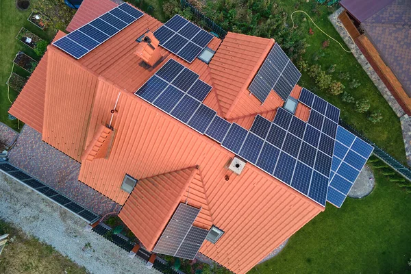 Vue Aérienne Toit Bâtiment Avec Rangées Panneaux Solaires Photovoltaïques Bleus — Photo