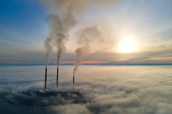 日没時に大気汚染が進行する黒煙管の高い石炭火力発電所の空中図 — ストック写真