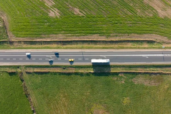 Luchtfoto Van Intercity Weg Tussen Groene Landbouwvelden Met Snelrijdende Auto — Stockfoto