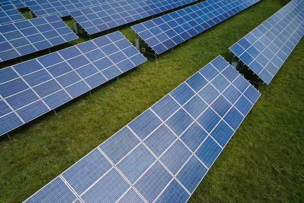 Vista Aérea Una Gran Central Eléctrica Sostenible Con Filas Paneles —  Fotos de Stock