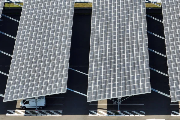 Вид Повітря Сонячні Батареї Встановлені Тіньовий Дах Над Паркінгом Припаркованими — стокове фото