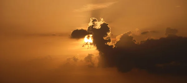 Heldere Kleurrijke Zonsondergang Hemel Met Stralen Van Ondergaande Zon Levendige — Stockfoto