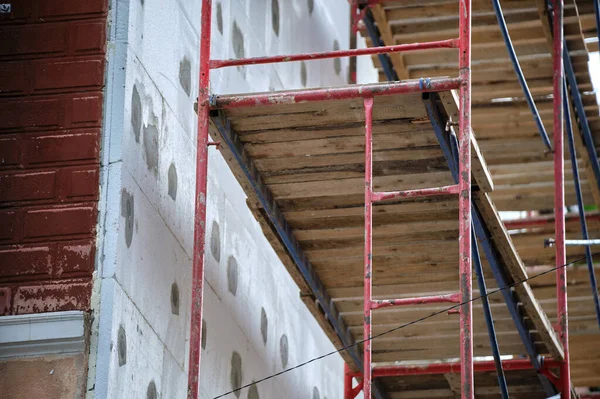 Fasáda Budovy Rámci Rekonstrukce Pracuje Rámem Stavebního Lešení Izolace Stěn — Stock fotografie