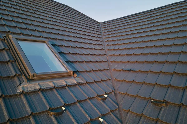 Nahaufnahme Eines Dachbodenfensters Auf Dem Hausdach Das Mit Keramikschindeln Abgedeckt — Stockfoto
