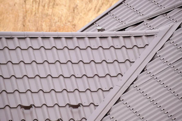 Nahaufnahme Des Hausdachs Mit Metallischen Schindeln Abgedeckt — Stockfoto