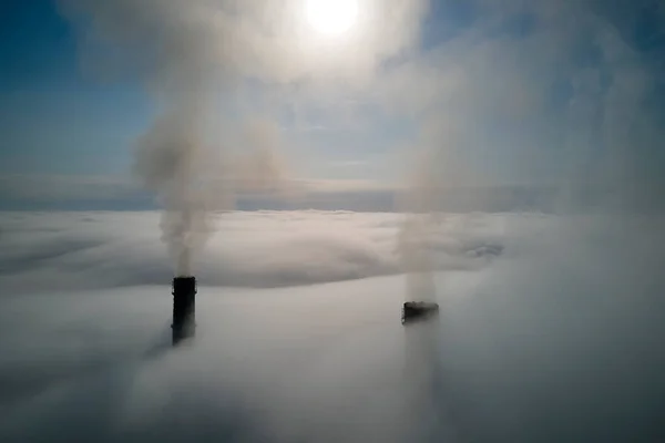 Vysoké Trubky Uhelné Elektrárny Černým Kouřem Stoupají Nad Mraky Znečišťující — Stock fotografie