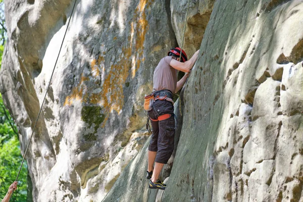 Zdeterminowany Alpinista Wspinający Się Stromą Ścianę Skalistej Góry Sportowiec Pokonuje — Zdjęcie stockowe