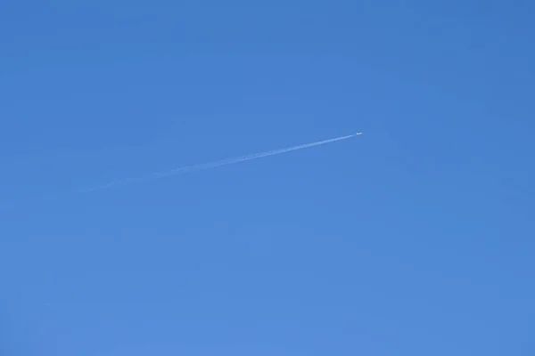 Entfernte Passagierflugzeuge Fliegen Großer Höhe Bei Klarem Blauen Himmel Und — Stockfoto