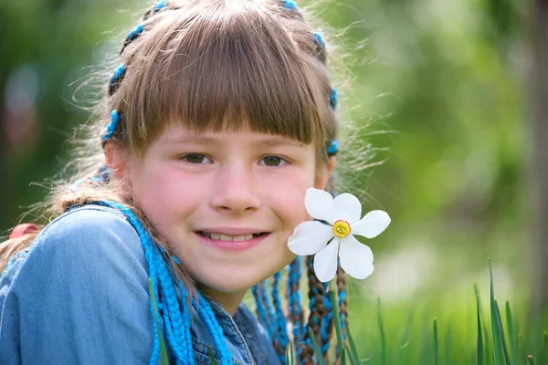 Glad Barn Flicka Njuter Söt Lukt Vita Narcissus Blommor Sommar — Stockfoto