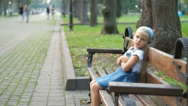 Bambina Seduta Sola Una Panchina Nel Parco Estivo — Foto Stock