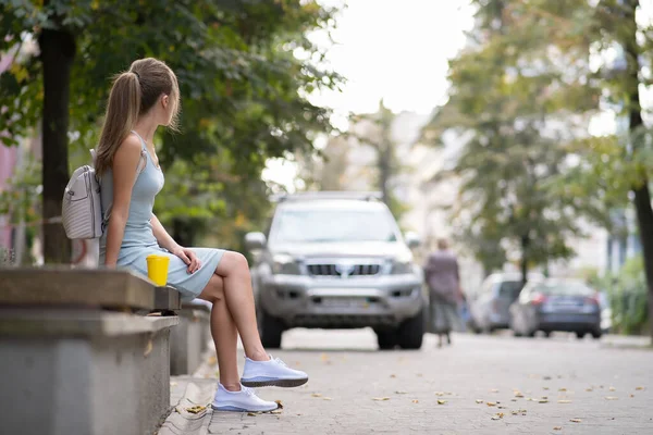Одинокая Женщина Сидящая Одна Городской Улице Наслаждаясь Теплым Летним Днем — стоковое фото