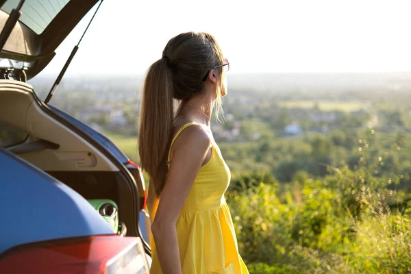 Yong Glückliche Frau Die Neben Ihrem Auto Steht Und Den — Stockfoto