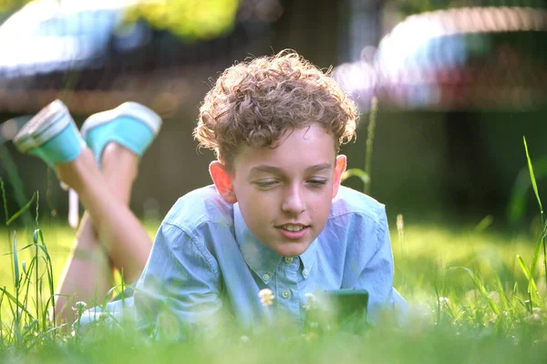 Mladý Chlapec Hraje Hru Svém Smartphonu Venku Letním Parku Závislost — Stock fotografie