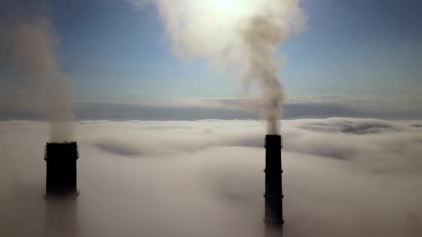 煤电厂高管排放黑毒烟 在白雾中向上移动 污染空气 具有矿物燃料概念的电力生产 — 图库视频影像