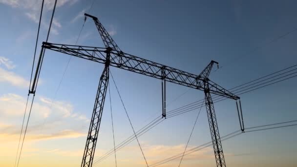 Високовольтна Вежа Електричними Лініями Заході Сонця Передача Електроенергії — стокове відео