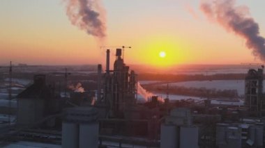 Beton yapılı çimento fabrikası ve endüstriyel üretim bölgesindeki vinç manzarası. Üretim ve küresel sanayi kavramı.