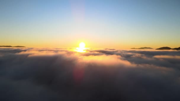 Luchtfoto Van Kleurrijke Zonsopgang Boven Witte Dichte Mist Met Verre — Stockvideo
