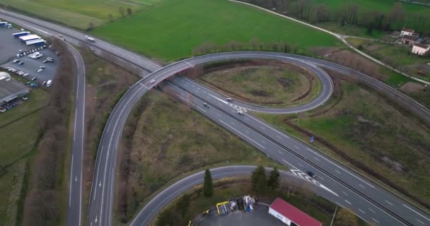 Luftaufnahme Eines Autobahnkreuzes Mit Schnell Fahrendem Schwerverkehr Überlandverkehr Mit Vielen — Stockvideo
