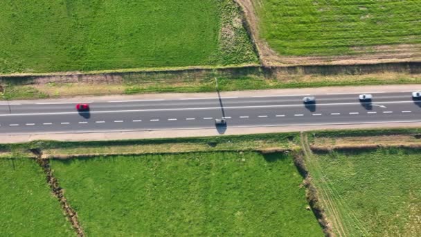 Luftaufnahme Der Überlandstraße Zwischen Grünen Landwirtschaftlichen Feldern Mit Schnell Fahrenden — Stockvideo