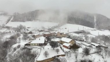 Geleneksel dağ kulübeleri ve kış dağlarında evler.