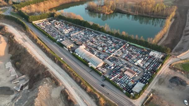 Luftfoto Stor Parkeringsplads Skrotplads Med Rækker Kasserede Ødelagte Biler Genbrug – Stock-video