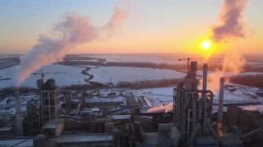 Beton yapılı çimento fabrikası ve endüstriyel üretim bölgesindeki vinç manzarası. Üretim ve küresel sanayi kavramı.